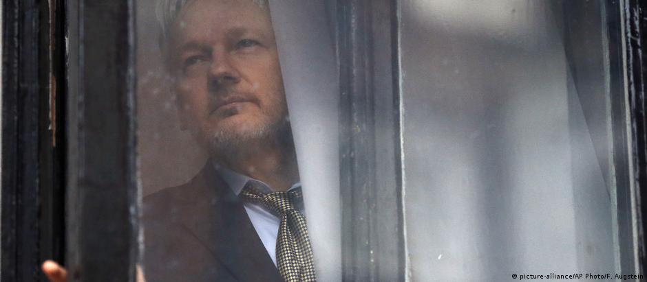 Julian Assange está asilado na embaixada equatoriana em Londres desde 2012