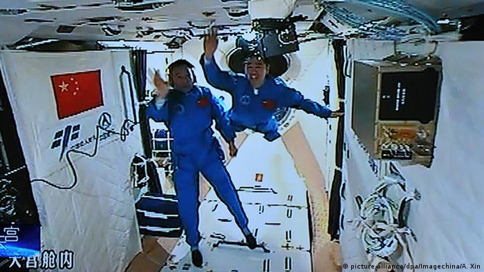 Astronautas chinos a bordo de la nave Shenzhou XI 