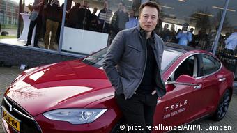 Elon Musk, el fundador de Tesla, posa delante de un automóvil eléctrico en Ámsterdam. 