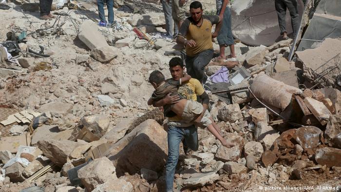 Syrien Aleppo Bergung Verletzte nach Luftangriff Kinder (picture alliance/AA/A. Al Ahmed)