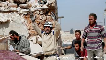 Syrien Aleppo Bergung Verletzte Helfer (picture alliance/AA/A. al Ahmed)