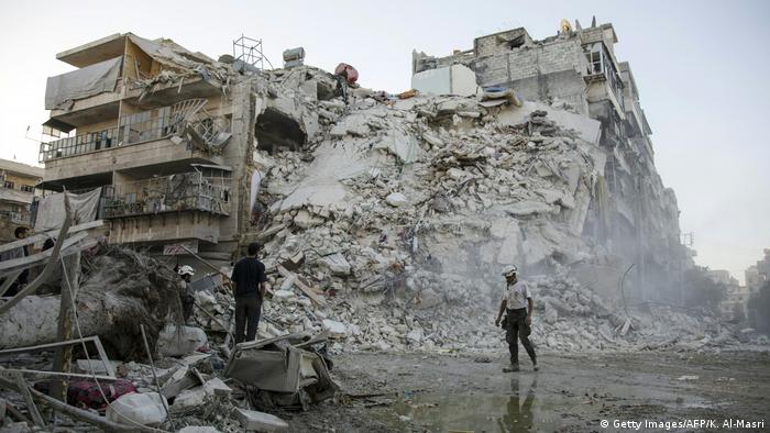 Syrien Aleppo Bergung Verletzte Ruine (Getty Images/AFP/K. Al-Masri)