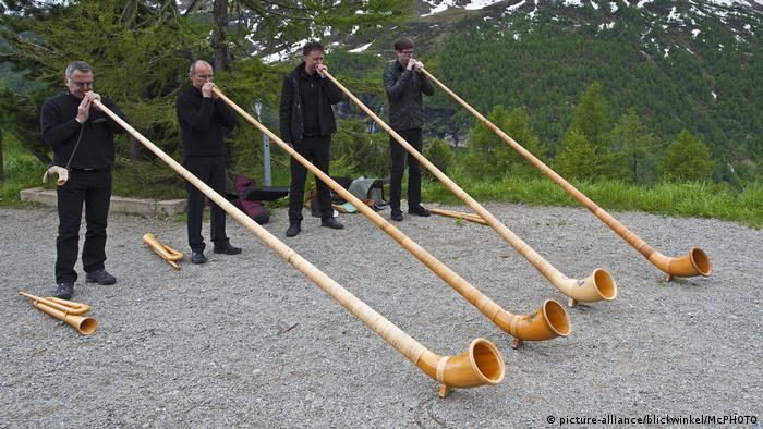 Schweiz Alphörnbläser musizieren vor Alpenkulisse (picture-alliance/blickwinkel/McPHOTO)