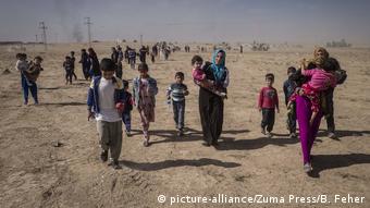 Irak Zivilisten fliehen vor IS aus Khorsabad (picture-alliance/Zuma Press/B. Feher)