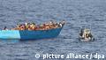 Libyen Irische Navy Rettungsoperation Flüchtlinge (picture alliance / dpa)