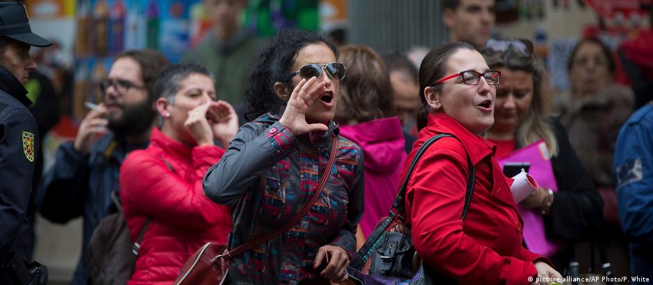 Eleitores socialista protestam contra apoio a Rajoy diante da sede do PSOE, em Madri