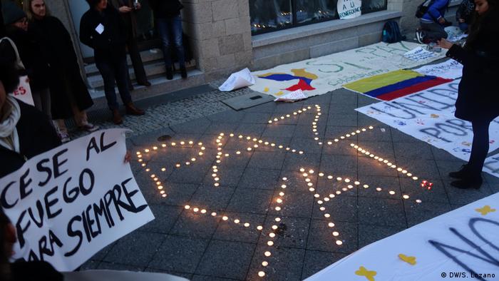 Manifestación de la comunidad de colombianos residentes en Berlín, aquí frente a la Embajada de Colombia en Berlín, piden pronto consenso sobre las propuestas hechas tras estrecho fracaso del plebiscito. 