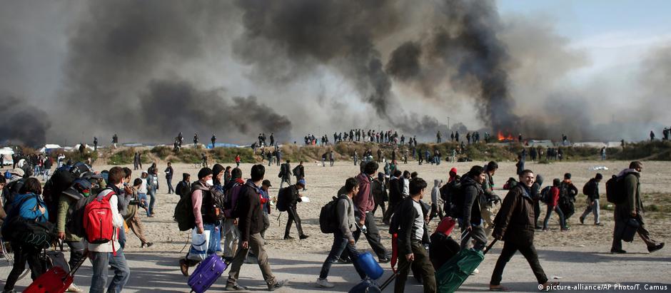 Último dia da operação para evacuar campo em Calais foi marcado por dezenas de incêndios