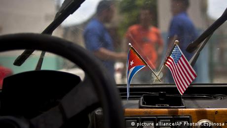 USA Kuba Symbolbild Flaggen (picture alliance/AP Photo/R.Espinosa)