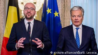 Ο πρωθυπουργός του Βελγίου Σαρλ Μισέλ και ο υπ. Εξ. Ντιντιέ Ράιντερς ανακοινώνουν την επίτευξη συμβιβασμού στις Βρυξέλλες.