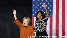 Michelle Obama, Hillary Clinton (picture-alliance/AP Photo/C. Burton)