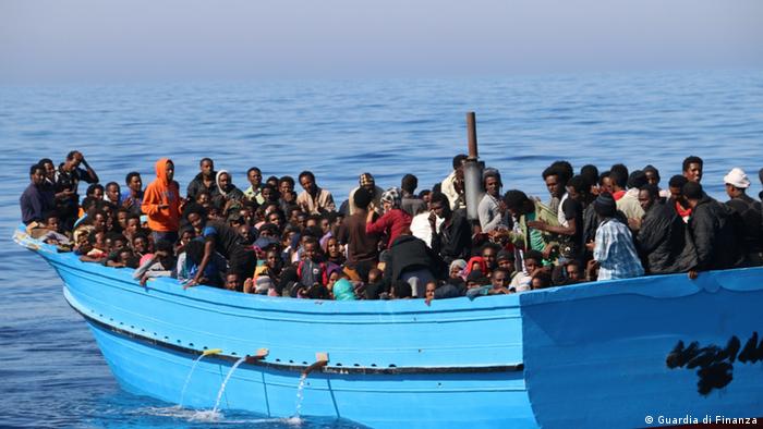 Brodica s izbjeglicama u Sredozemnom moru