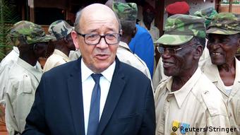 Zentralafrika Bangui - Französischer Verteidigungsminister Jean-Yves Le Drian bei Militärbasis (Reuters/Stringer)