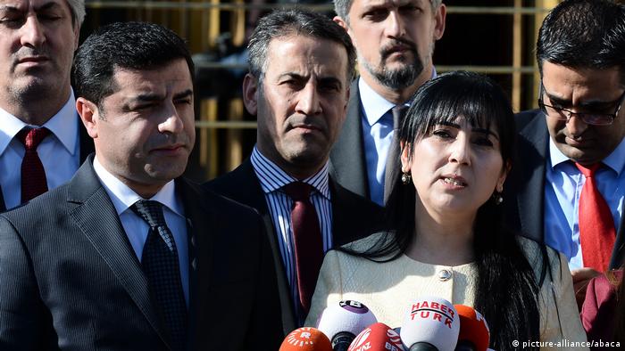 Türkei | Verhaftung der beiden Vorsitzenden der prokurdischen Partei HDP - Archivbilder- (picture-alliance/abaca)