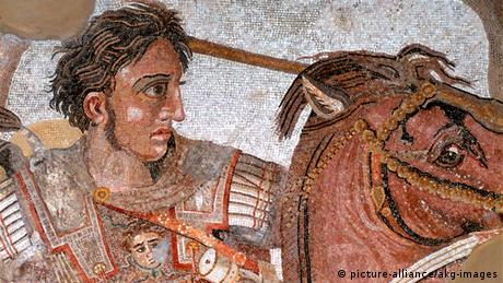 Το 331 π.Χ. ο Μέγας Αλέξανδρος κατέλαβε τη Μεσοποταμία σηματοδοτώντας το τέλος της. Χάρη στον ίδιο διαθόθηκε στην περιοχή η ελληνική γλώσσα. Τα ίχνη της αρχαίας Μεσοποταμίας χάθηκαν για πολλούς αιώνες. Η έκθεση στο Μουσείο του Λούβρου στην πόλη Λενς της βόρειας Γαλλίας παρουσίαζει σπάνιους θησαυρούς της αρχαίας Μεσοποταμίας φωτίζοντας άγνωστες μέχρι σήμερα πτυχές της ιστορίας.