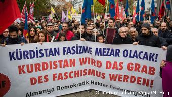 Deutschland Kurden demonstrieren in Köln (picture-alliance/dpa/M. Hitij)