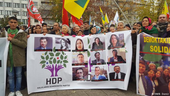 Kölner Demo gegen die Festnahme führender kurdischer Politiker (HDP) in der Türkei (DW/B. Demir)