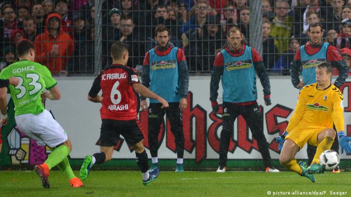 Fußball Bundesliga W10 SC Freiburg gegen VfL Wolfsburg -Tor Mario Gomez (picture-alliance/dpa/P. Seeger )