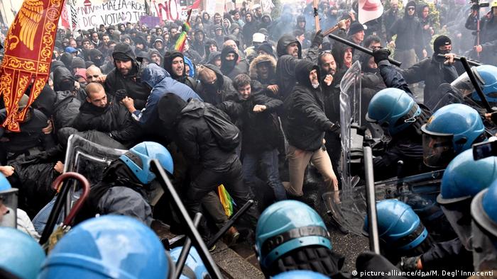 У Флоренції протест закінчився бійкою з поліцією - фото 1