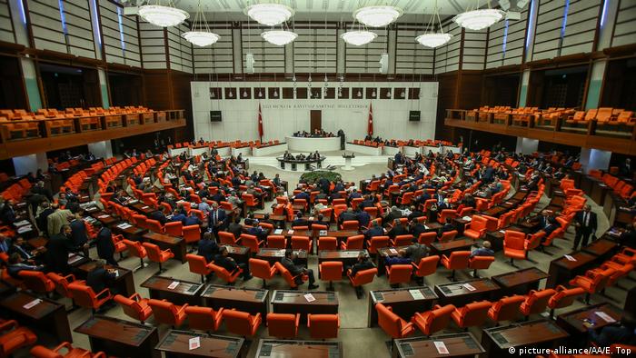Türkei Ankara Parlament Innenaufnahme (picture-alliance/AA/E. Top)