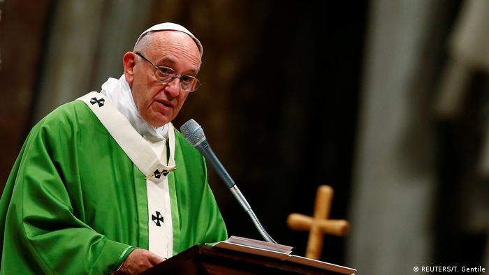 Vatikan Papst Franziskus feiert Messe für Gefangene (REUTERS/T. Gentile)