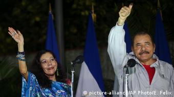 Nicaragua Managua Präsident Ortega und Ehefrau Rosario Murillo (picture-alliance/AP Photo/E. Felix)