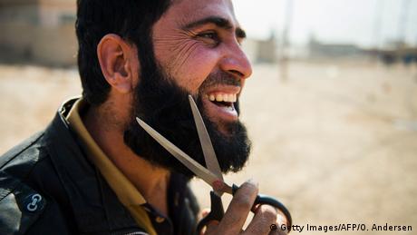 Irak Region Mossul Mann schneidet Bart (Getty Images/AFP/O. Andersen)