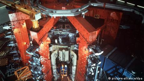 Las primeras pruebas experimentales en el JET empezaron en 1983. En 1991, se detonó la primera fusión de plasma. (picture-alliance/dpa)