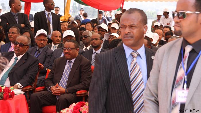 Ethiopian prime minister Hailemariam Desalegn (center) (DW/J. Jeffrey )