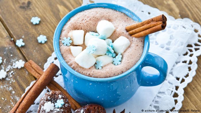 Wärmende Getränke in Deutschland Heisse Schokolade mit Marshmallows und Zuckersternen (picture-alliance/chromorange/B. Neveu)