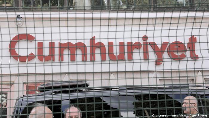 Türkei Proteste gegen Verhaftungen - Zeitung Cumhuriyet, Istanbul (picture-alliance/abaca/Depo Photos)