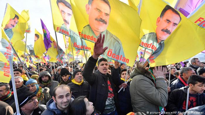 Alewiten und Kurden demonstrieren in Köln gegen Erdogan (picture-alliance/AP Photo/M. Meissner)