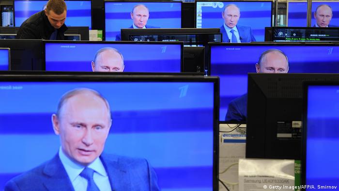 Symbolbild Putin Medien in Russland (Getty Images/AFP/A. Smirnov)