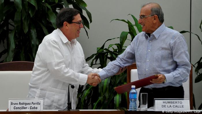El ministro cubano de Asuntos Exteriores, Bruno Rodríguez Parrilla, y el jefe de la delegación del Gobierno colombiano para las conversaciones de paz con las FARC, Humberto de la Calle, se estrechan la mano tras la firma hoy de un nuevo acuerdo de paz en La Habana.