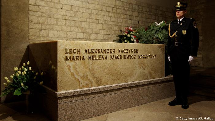Polen Grab von Lech Kaczynski und seiner Frau Maria in Krakau (Getty Images/S. Gallup)