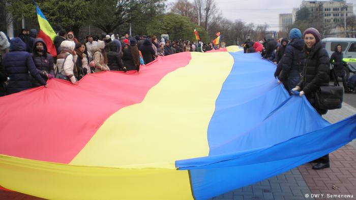 Участники акции протеста в Кишиневе с румынским флагом, 14 ноября