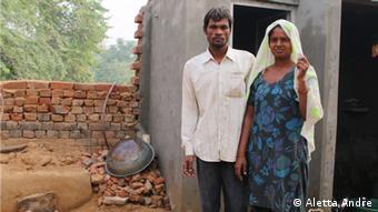 Индийско семейство пред новата си тоалетна
