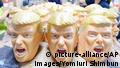 Japan Produktion von Trump Masken (picture-alliance/AP Images/Yomiuri Shimbun)