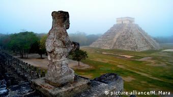 Mexiko Yucatan Kukulkan Pyramide in Chichen Itza (picture-alliance/M. Mara)