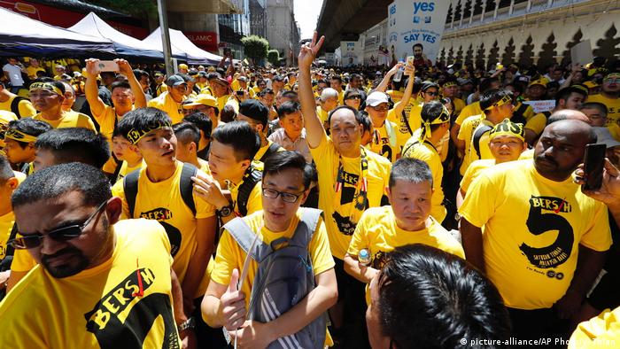 Malaysia Proteste gegen die Regierung in Kuala Lumpur (picture-alliance/AP Photo/V. Thian)