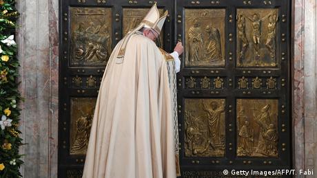 Francisco cerró la Puerta Santa de San Pedro en la basílica del Vaticano (Getty Images/AFP/T. Fabi)