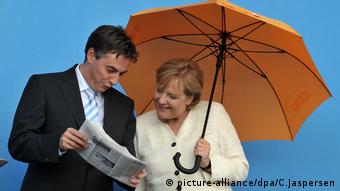 CDU-Wahlkampf Angela Merkel mit Regenschirm und David McAllister (picture-alliance/dpa/C.Jaspersen)