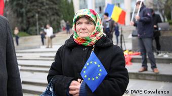 Женщина с флагом ЕС во время протестов в Кишиневе 