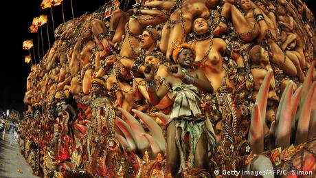 «Σάμπα» ή «σέμπα» ήταν το όνομα της παραδοσιακής μουσικής και χορού των σκλάβων που είχαν φτάσει στη Βραζιλία από την Αγκόλα. Στην Αφρική επρόκειτο για έναν ύμνο στη γονιμότητα αλλά στη Βραζιλία πήρε διαστάσεις μαζικής λατρείας. Μέχρι σήμερα η βραζιλιάνικη σάμπα διατηρεί έντονα τις αφρικανικές ρίζες της με δυτικότροπες πλέον επιρροές.