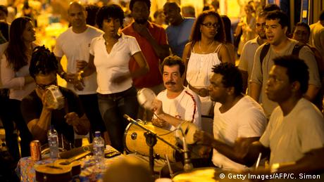 Κάθε Δευτέρα το ραντεβού είναι ένα. Στη Πέδρα ντο Σαλ στην καρδιά του Ρίο μουσικοί της σάμπα συγκεντρώνονται για να παίξουν όλοι μαζί αλλά και για να διασκεδάσουν με τους κατοίκους της μεγαλούπολης στήνοντας ένα μεγάλο υπαίθριο πανηγύρι.