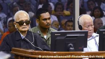Kambodscha Nuon Chea und Khieu Samphan im Gerichtssaal (picture-alliance/AP Photo/Nhet Sok Heng)