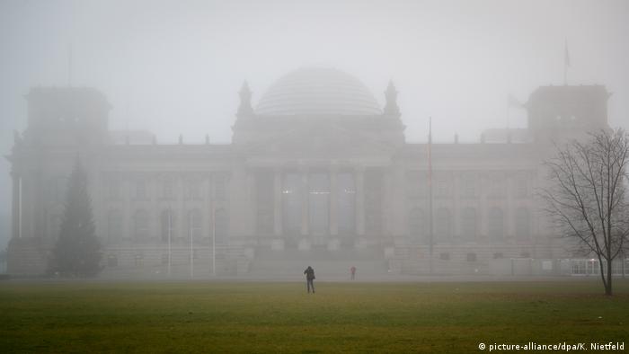 BdT mit Deutschlanbezug Reichstag im Nebel (picture-alliance/dpa/K. Nietfeld)
