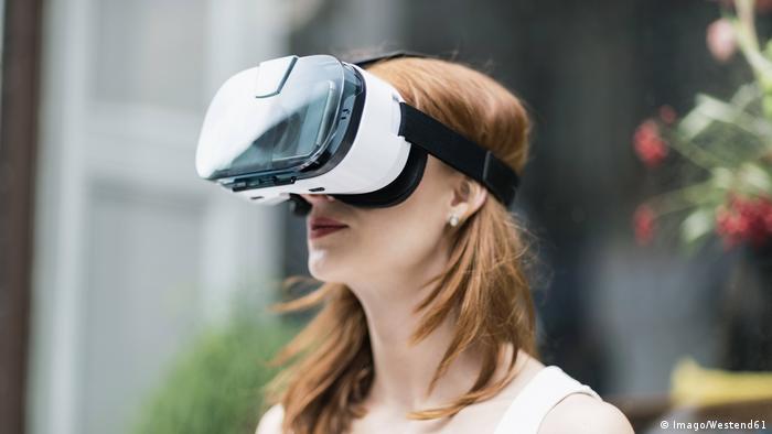 Symbolbild Frau mit Virtual Reality Brille (Imago/Westend61)