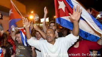 USA Exil-Kubaner jubeln nachdem Fidel Catro gestorben ist (picture alliance/dpa/G. De Cardenas)