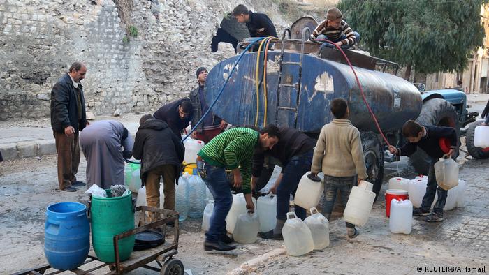 Aleppo Zivilisten befüllen Wasserkanister (REUTERS/A. Ismail)